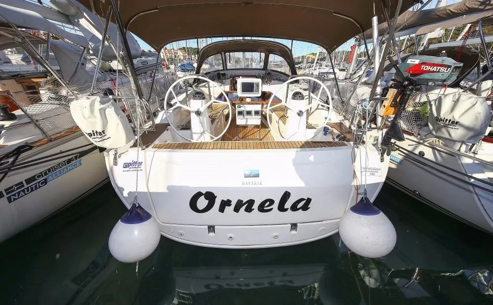 Charter a 12.35m Bavaria Cruiser 40 Sailing Yacht in Pula