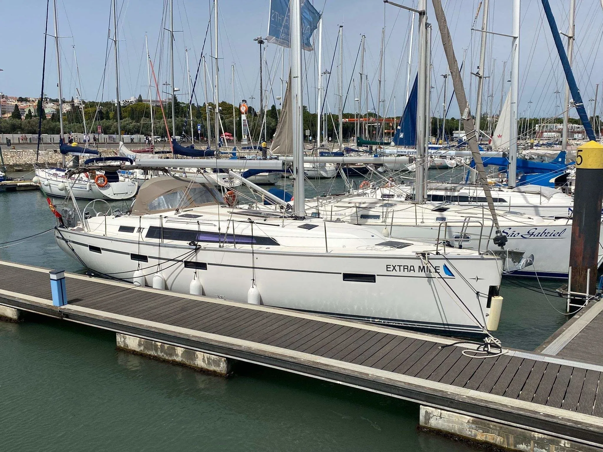 Rent a 12.49m Bavaria Cruiser 41 Sailing Yacht in Lisbon