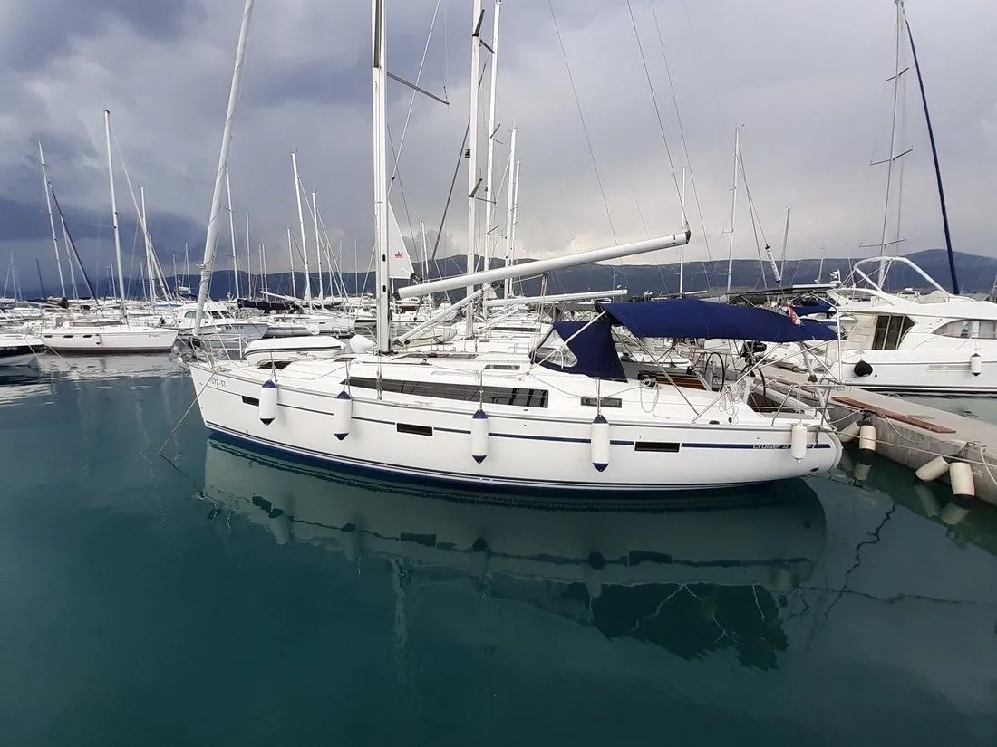 Boot - 12.35m Split Sailing Yacht Hire