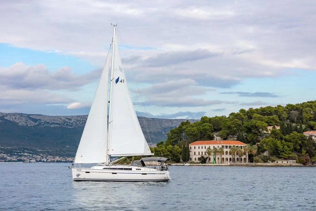 Boot - 12.35m Split 3 Cabin Sailing Yacht Hire