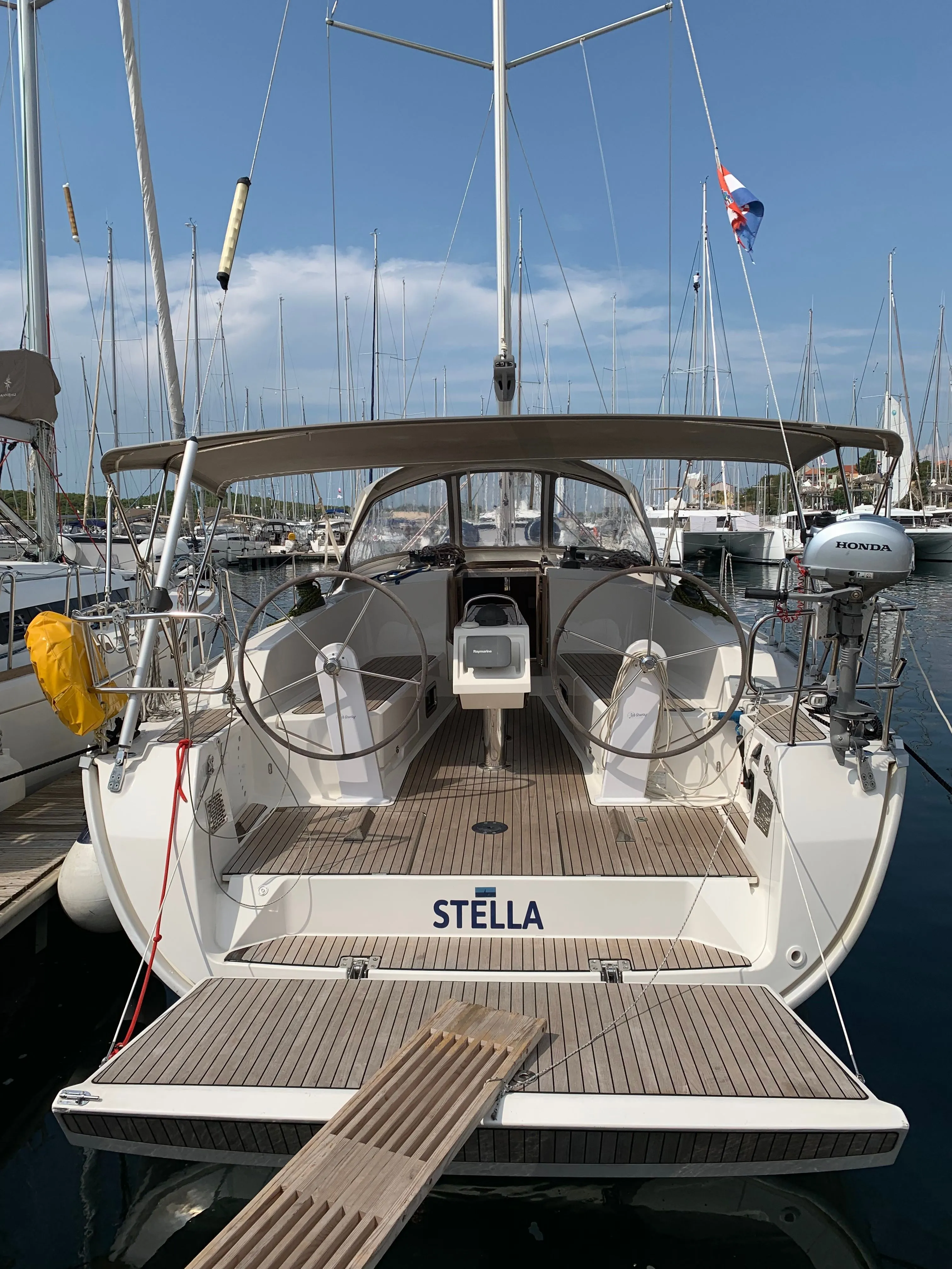 Rent a 12.35m Sailing Yacht Bavaria Cruiser 41 in Šibenik