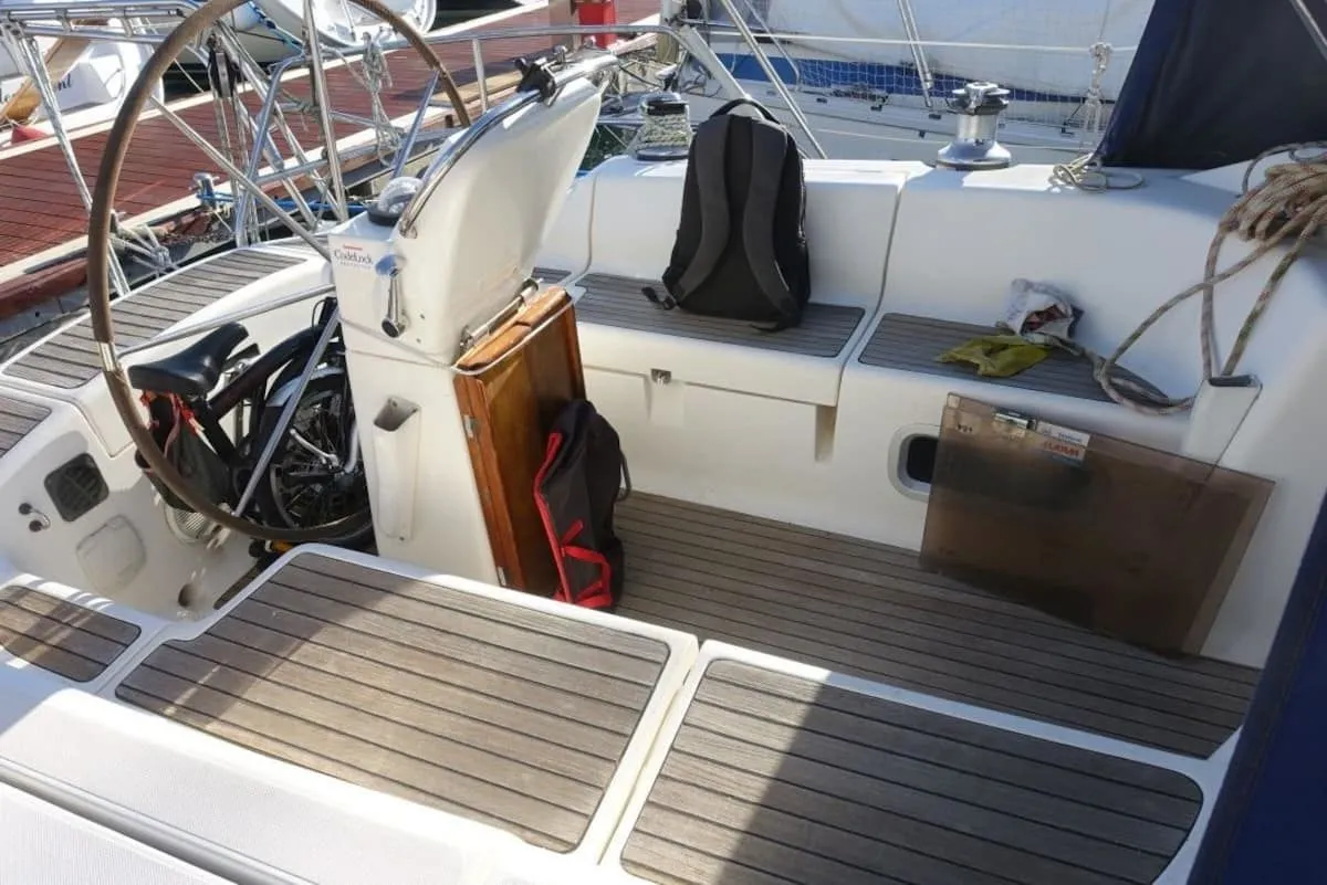 Rent a 12.75m Boat in Simuni