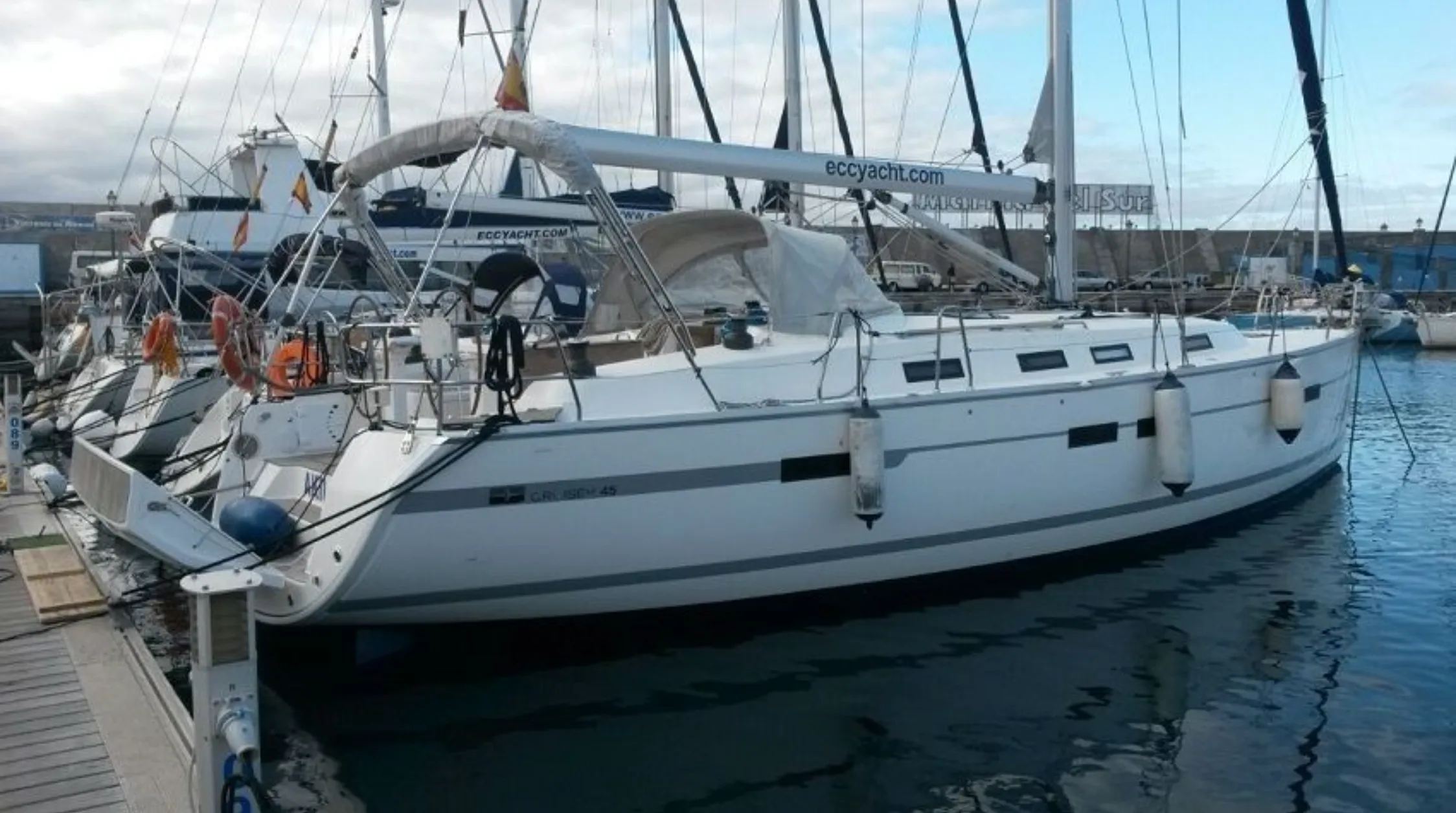 Explore Santa Cruz de Tenerife on a 14.27m Rental Sailing Yacht