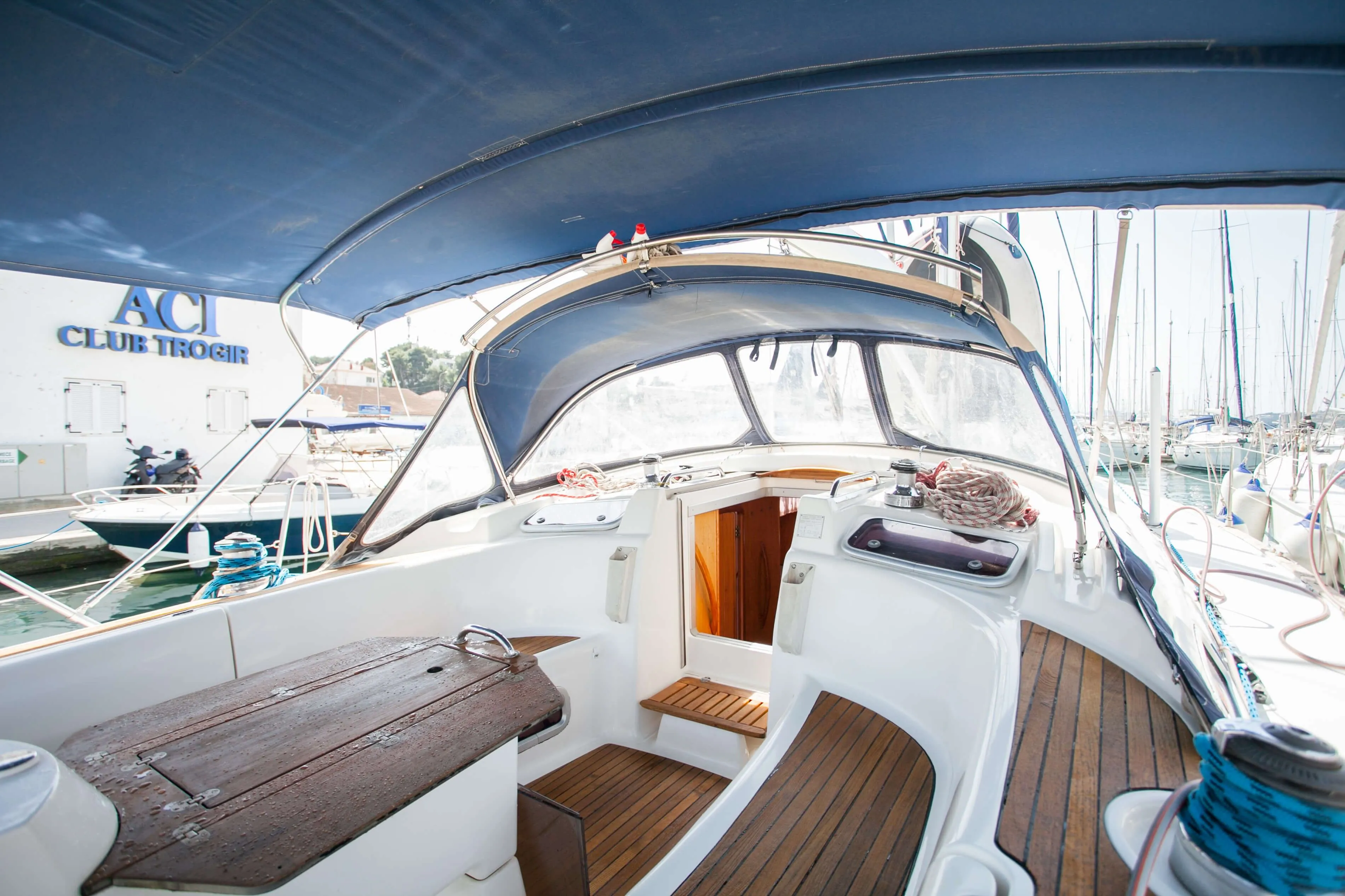 Cosma Charter Boat