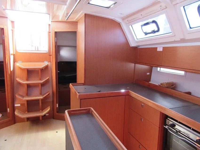 Hildr Charter Boat - 5