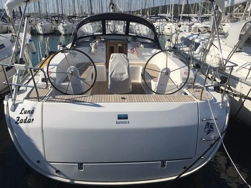 Luna Charter Boat