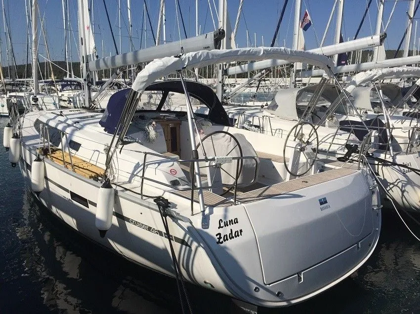 Luna Charter Boat