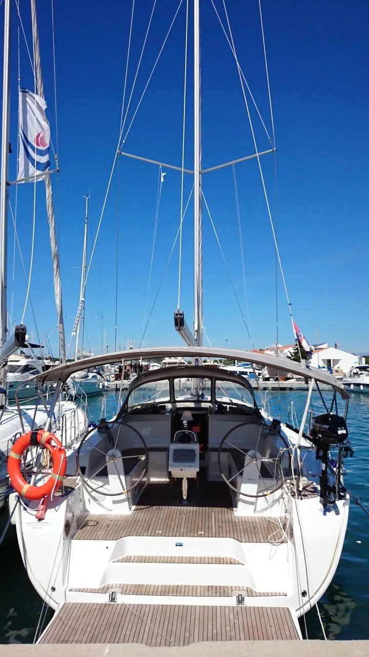 Charter a 14.27m Bavaria Cruiser 46 Sailing Yacht in Murter