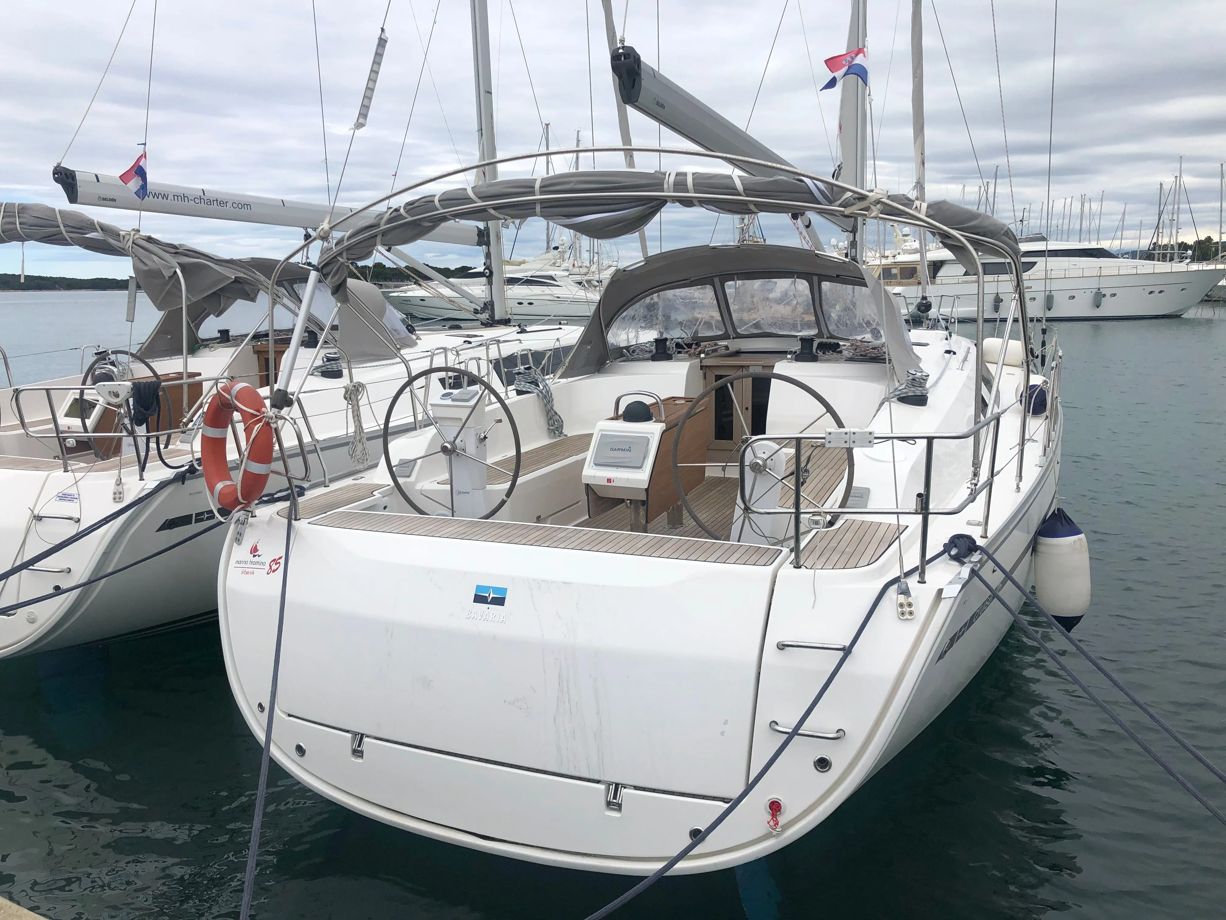 Charter a 14.27m Bavaria Cruiser 46 in Murter