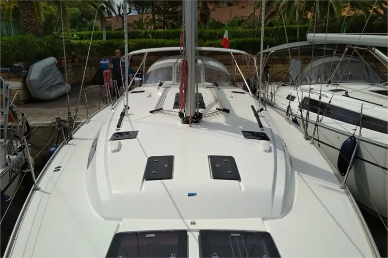 Charter a 15.4m Bavaria Cruiser 51 in Palermo