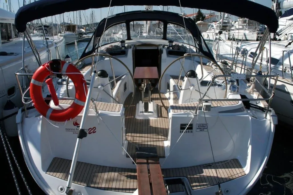 MH 22 Charter Boat