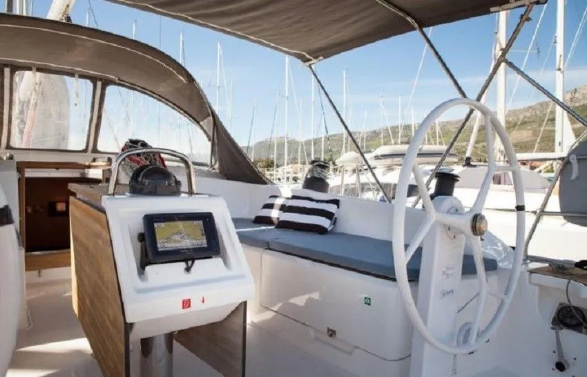 Чартер Petra 2 - 4