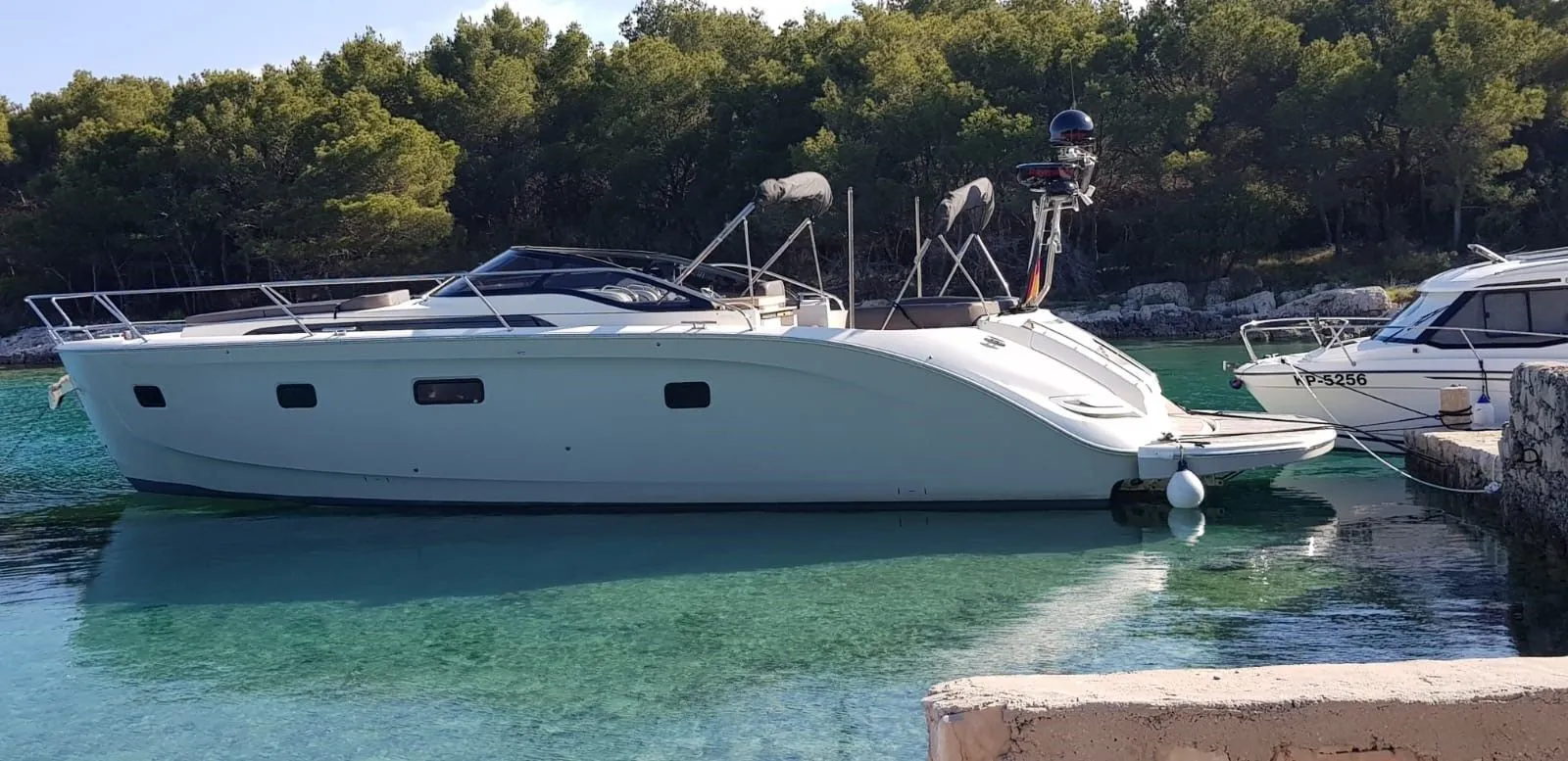 Charter a 14.5m Motor Yacht Bavaria Deep Blue 46 in Bilice