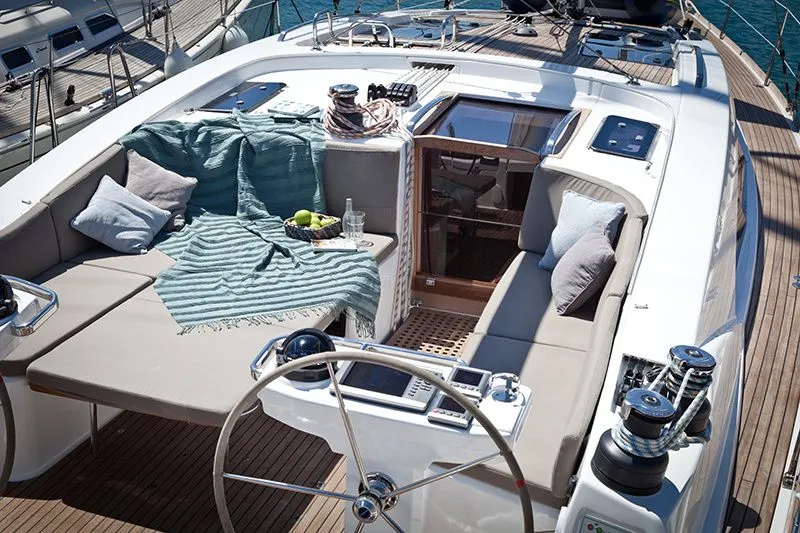 Explore Jamestown on a 13.99m Rental Boat