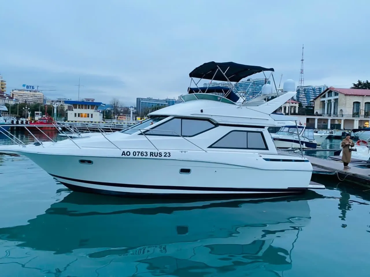 Boot - Charter a 10.6m Motor Yacht Bayliner 3528 in Sochi