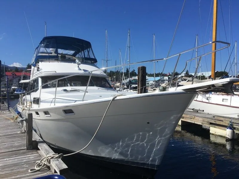 Rent a 11.63m Bayliner 3888 Motor Yacht in Nanaimo