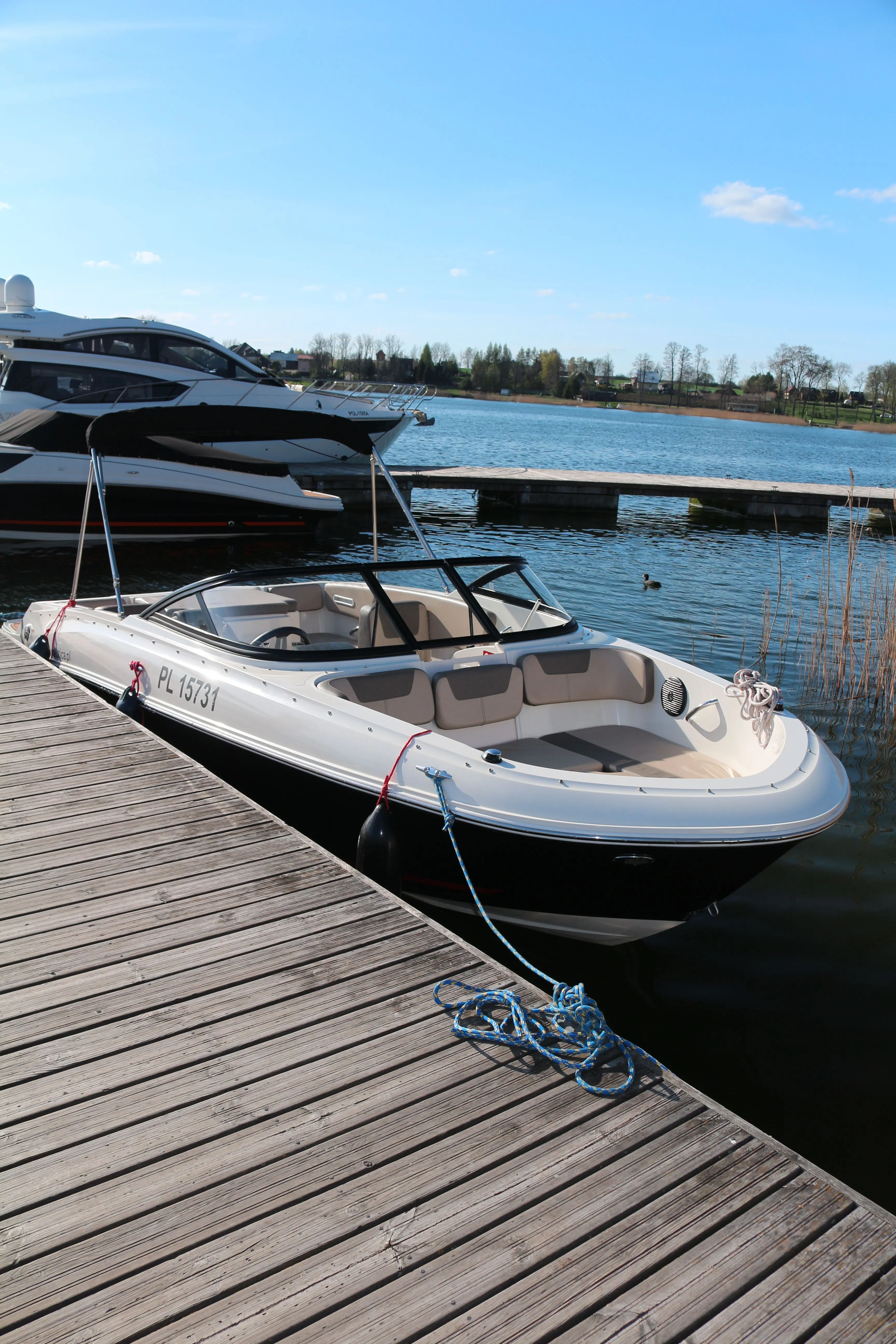 5.66m Zegrze Bayliner VR4 Motor Boat Hire