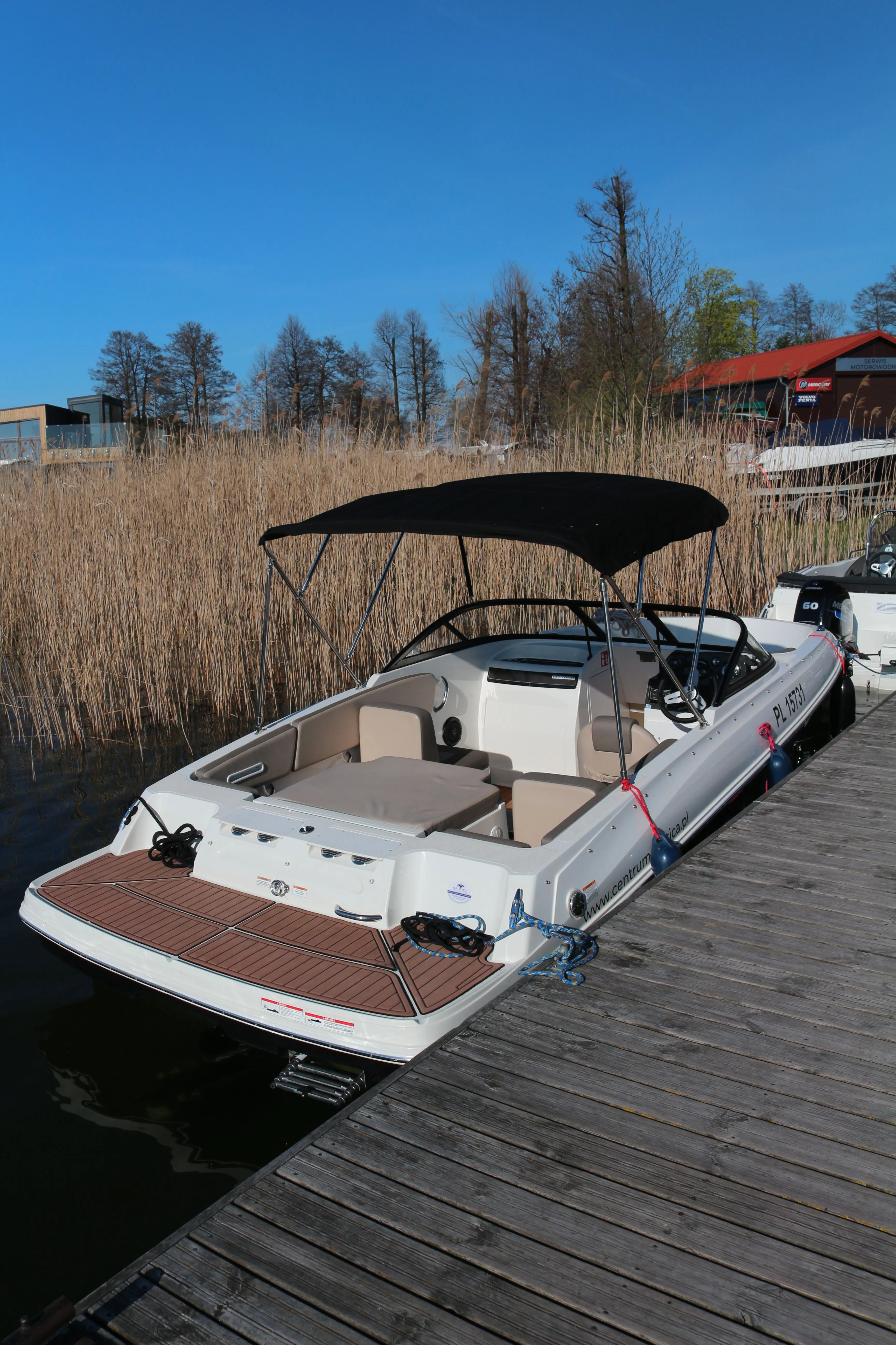 5.66m Zegrze Bayliner VR4 Motor Boat Hire
