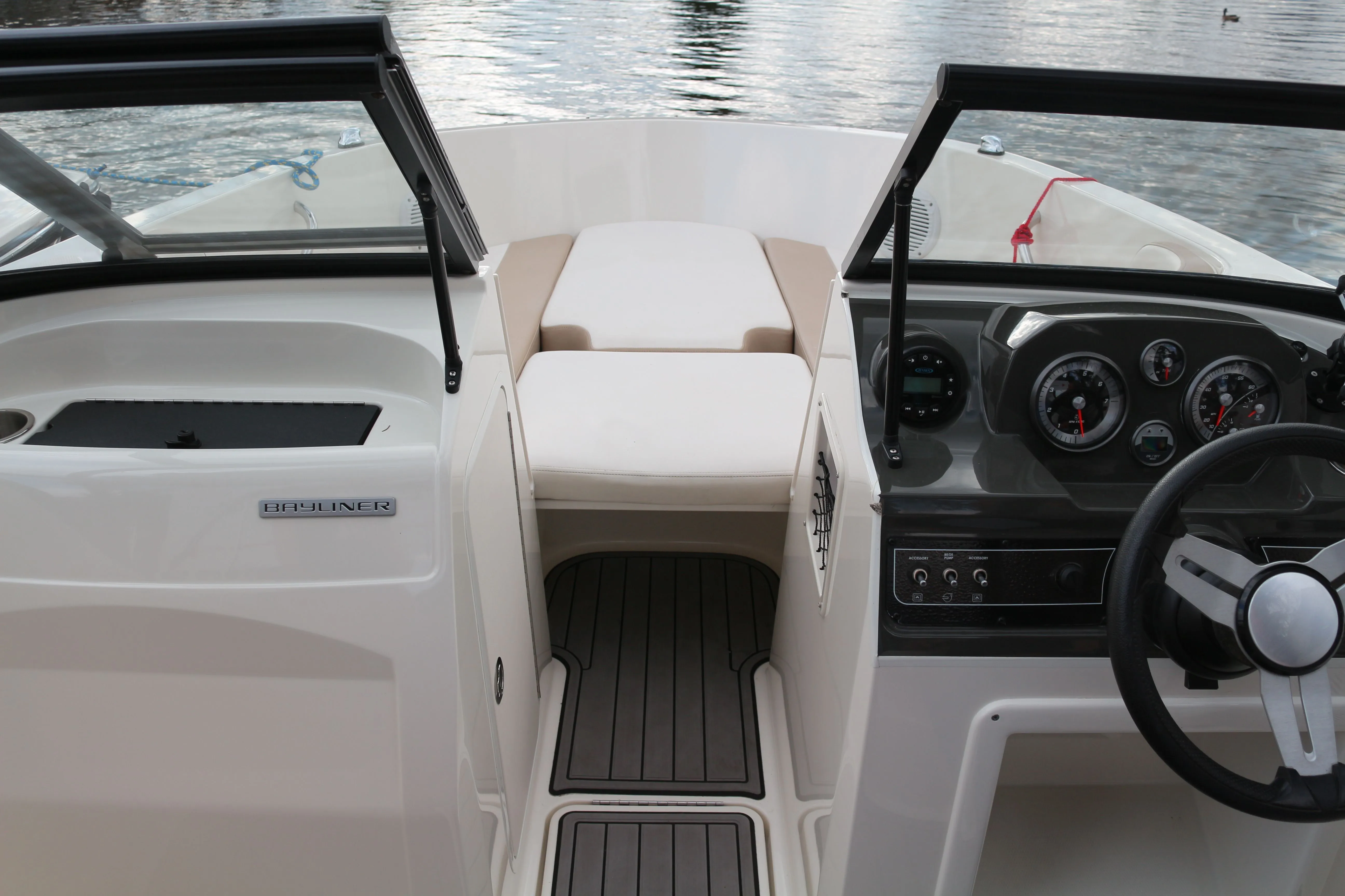 Charter a 5.66m Bayliner VR4 OE Motor Boat in Mikolajki
