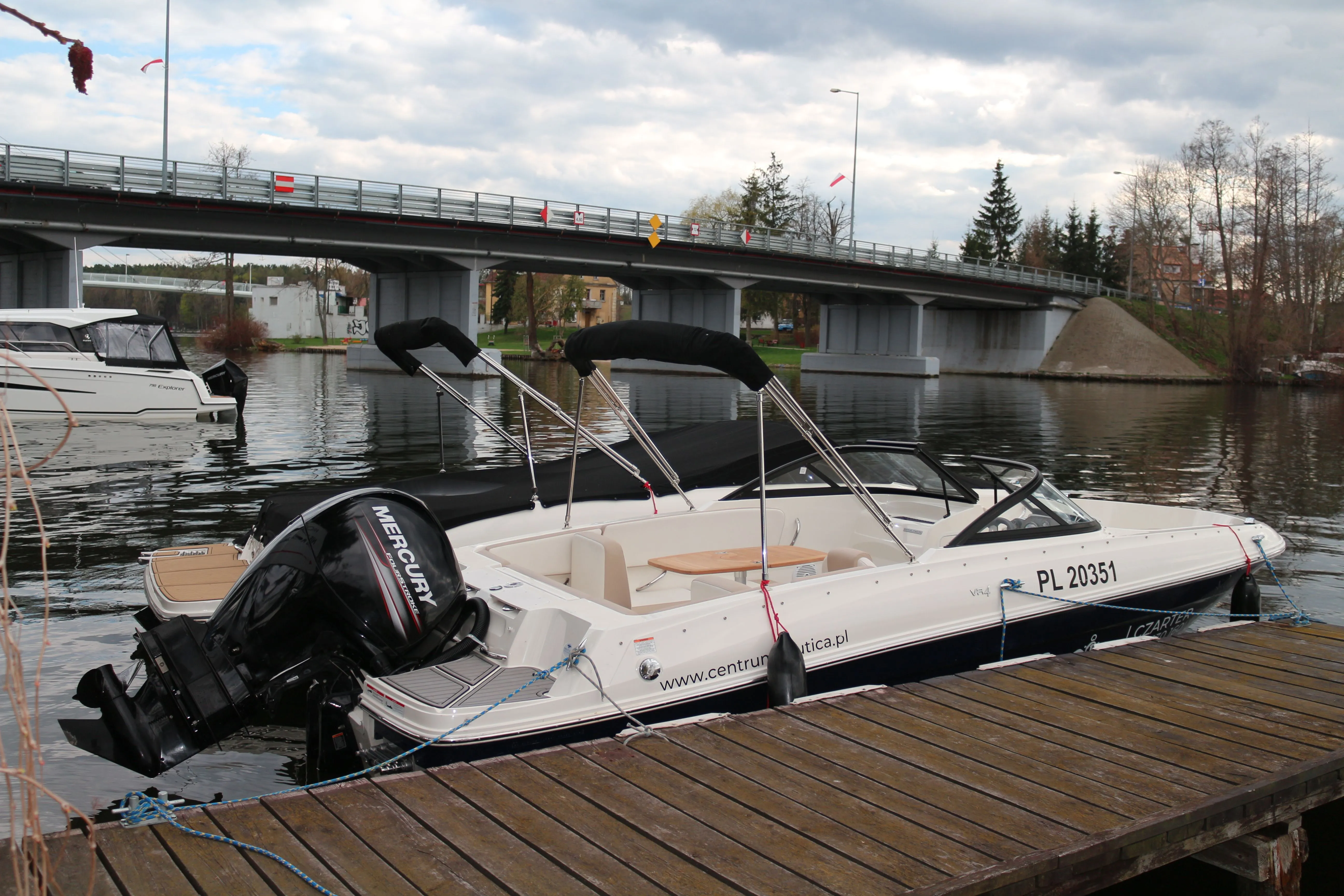 Charter a 5.66m Bayliner VR4 OE Motor Boat in Mikolajki