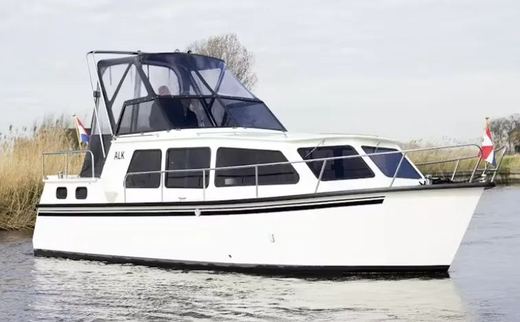 Charter a 9m Boat in Warten