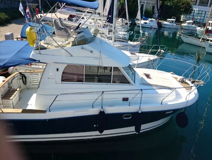 Лодка - Исследуйте Задар на арендованной моторная яхта Beneteau Antares 10.80 длиной 10.8м