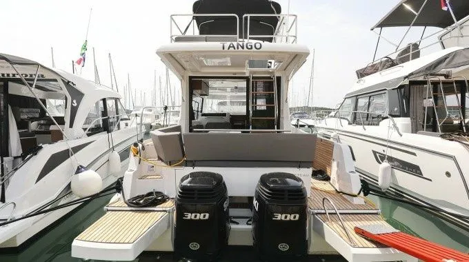 Charter a 11.35m Beneteau Antares 11 Fly Motor Yacht in Pirovac