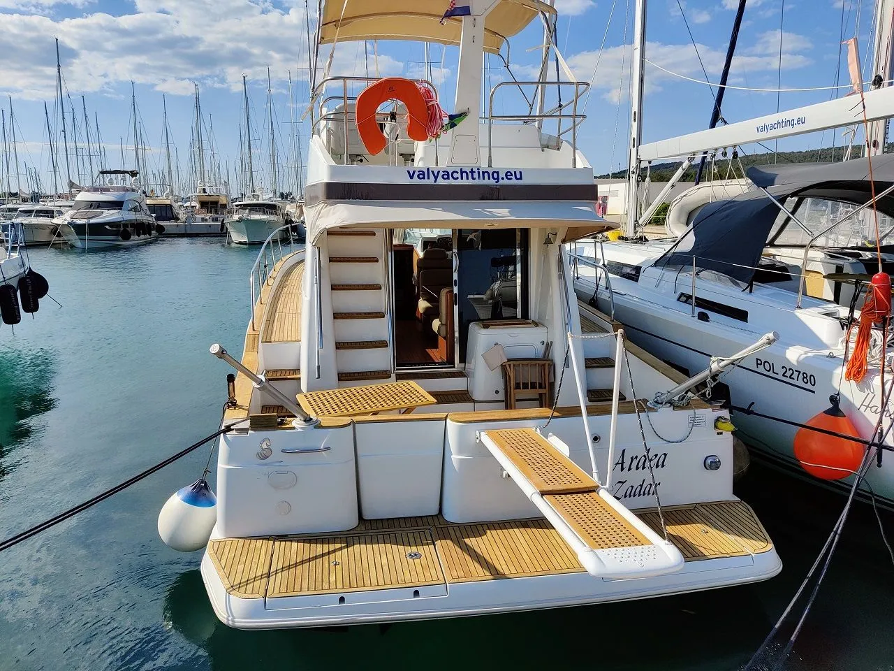 Charter a 13.95m Beneteau Antares 13 Motor Yacht in Sukosan