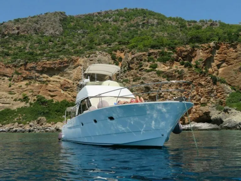 Charter a 13.95m Beneteau Antares 13.80 in Rethymno