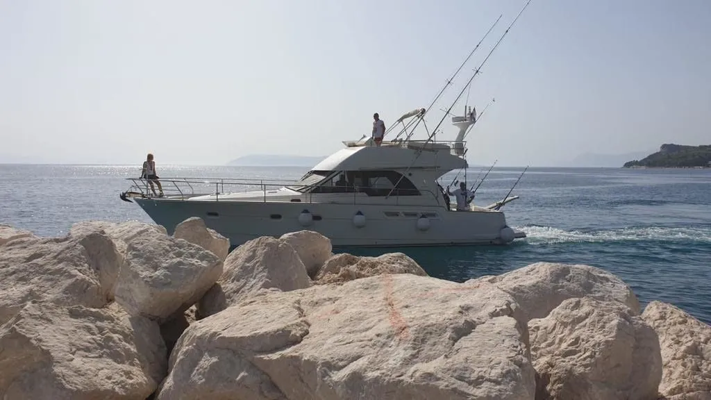 Rent a 13.95m Motor Yacht Beneteau Antares 13.80 in Tučepi