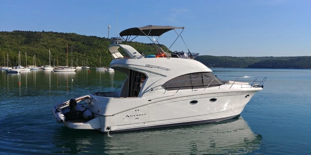 Rent a 11.37m 2 Cabin Motor Yacht in Trget