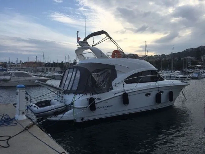 Rent a 11.37m 2 Cabin Motor Yacht in Trget