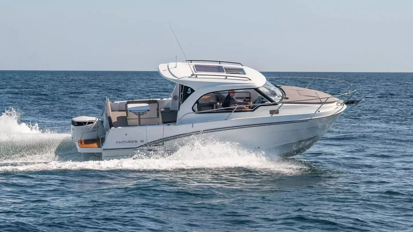 Rent a 8.06m Motor Yacht in Antibes