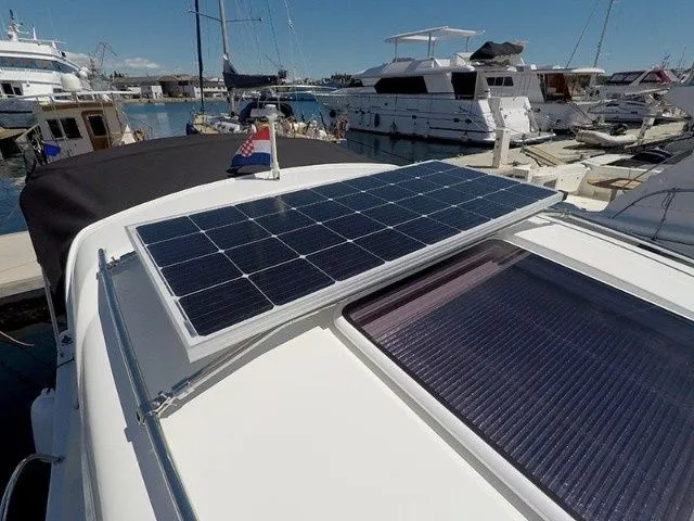 Charter a 8.23m Beneteau Antares 8 Motor Yacht in Šibenik