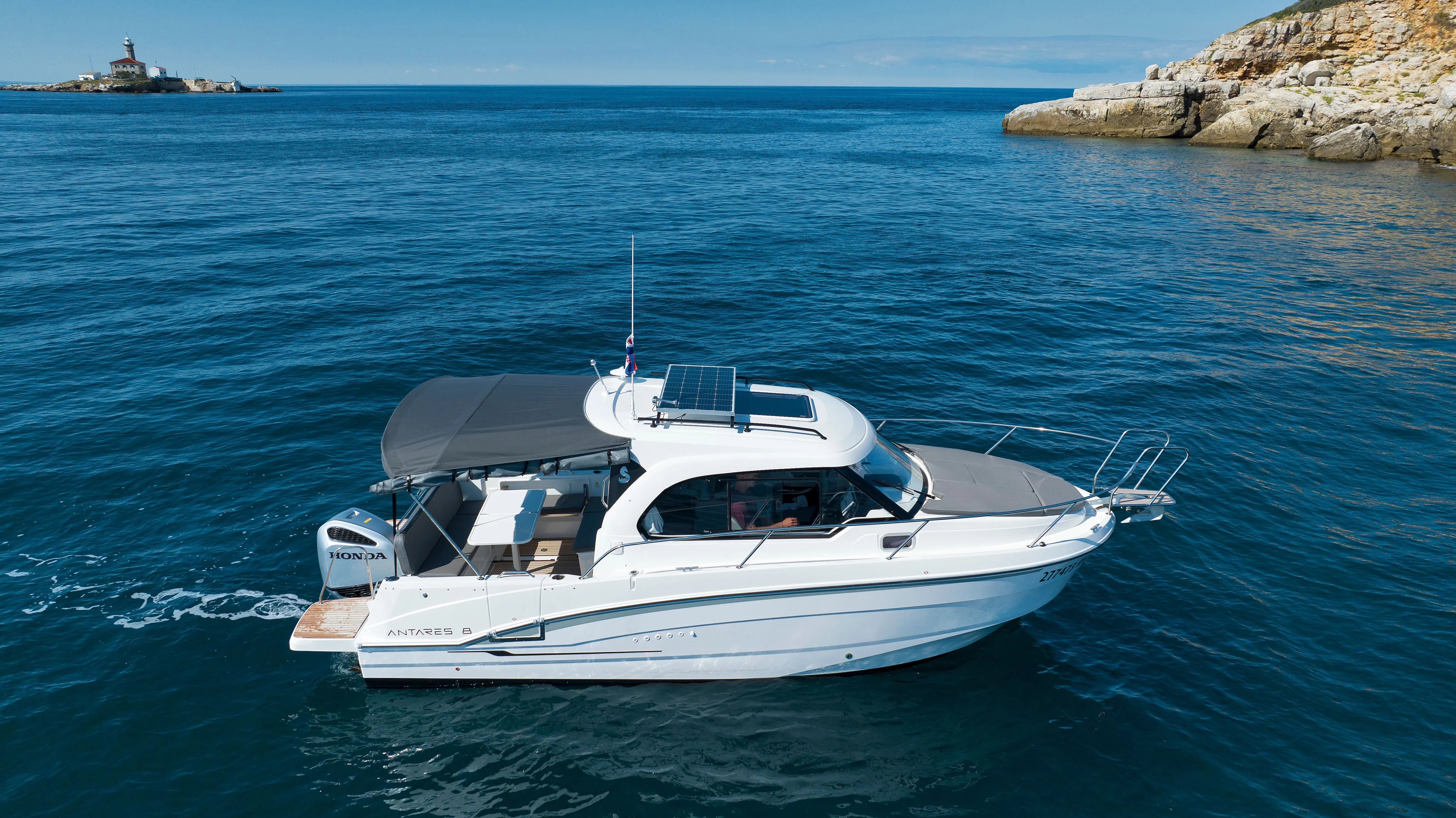 8.06m Rovinj Motor Yacht Beneteau Antares 8 Hire