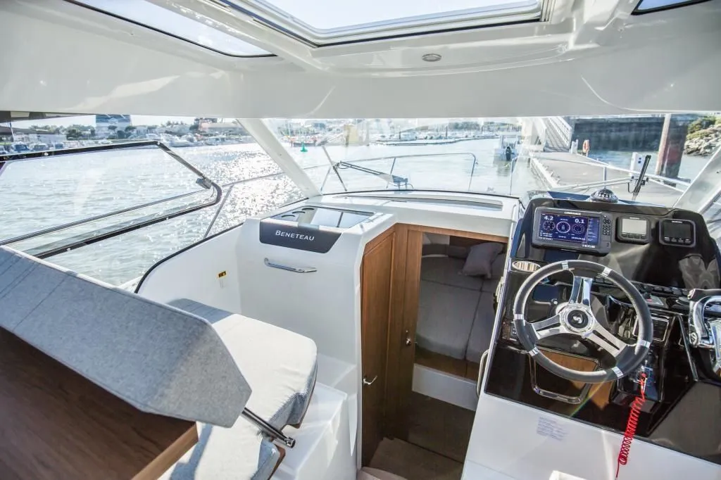 Antares 9 Charter Boat