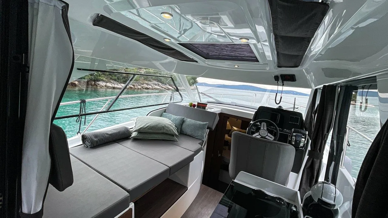 Explore Split on a 9.12m Rental Beneteau Antares 9