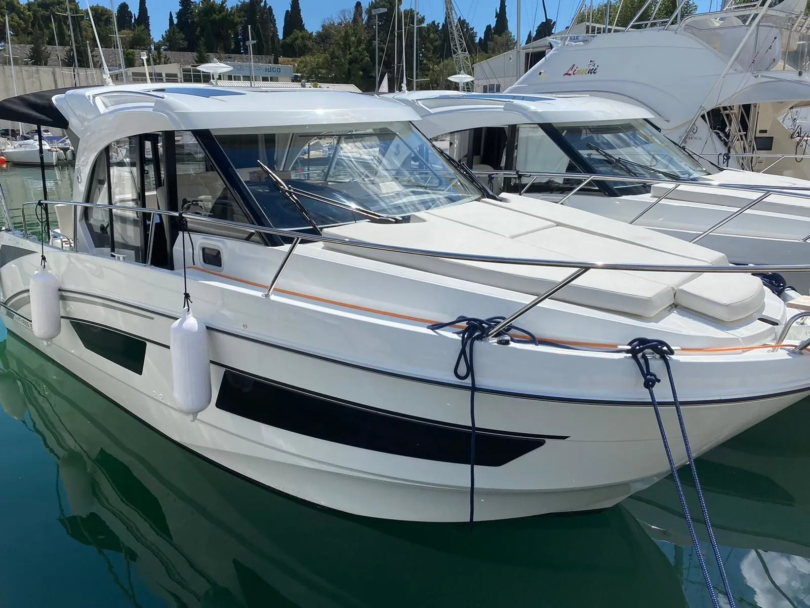Rent a 9m Beneteau Antares 9 Motor Yacht in Zadar