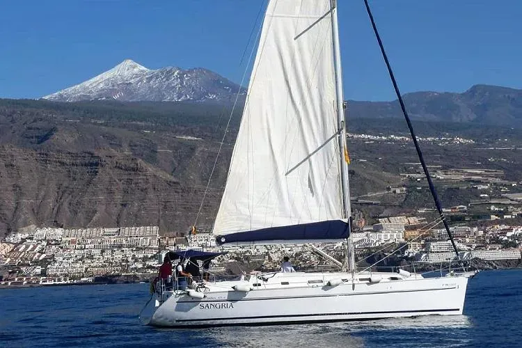 Charter a 12.94m Beneteau Cyclades 43.4 in Acantilados de Los Gigantes