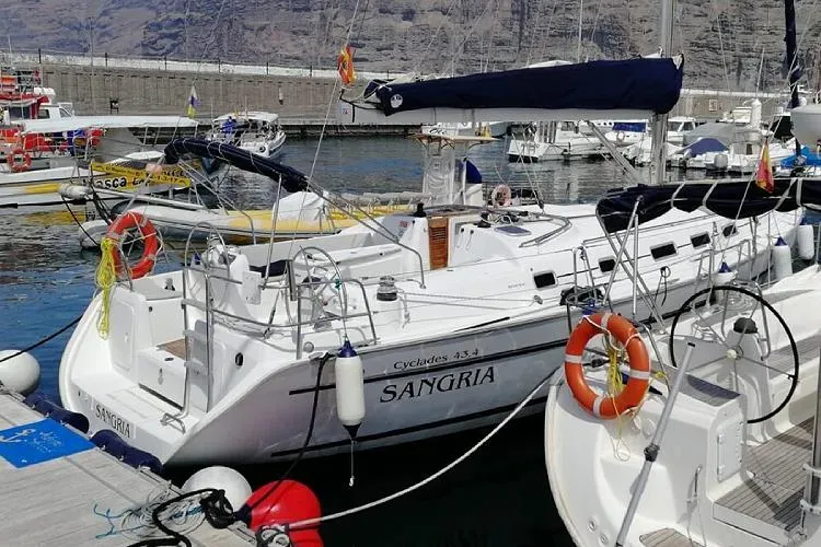 Charter a 12.94m Beneteau Cyclades 43.4 in Acantilados de Los Gigantes