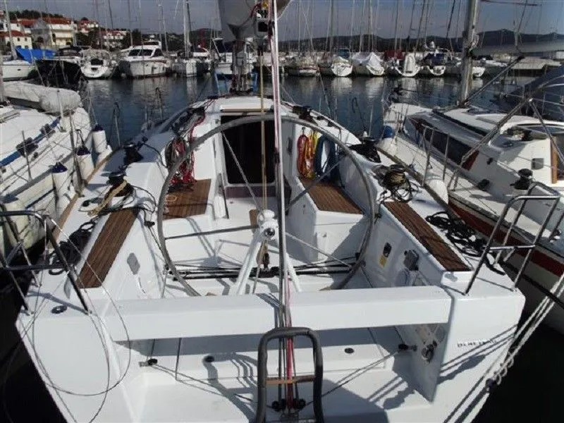 Charter a 10.85m Sailing Yacht in Jezera