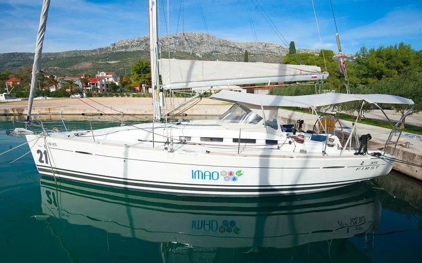 Rent a 10.65m Sailing Yacht Beneteau First 35 in Trget
