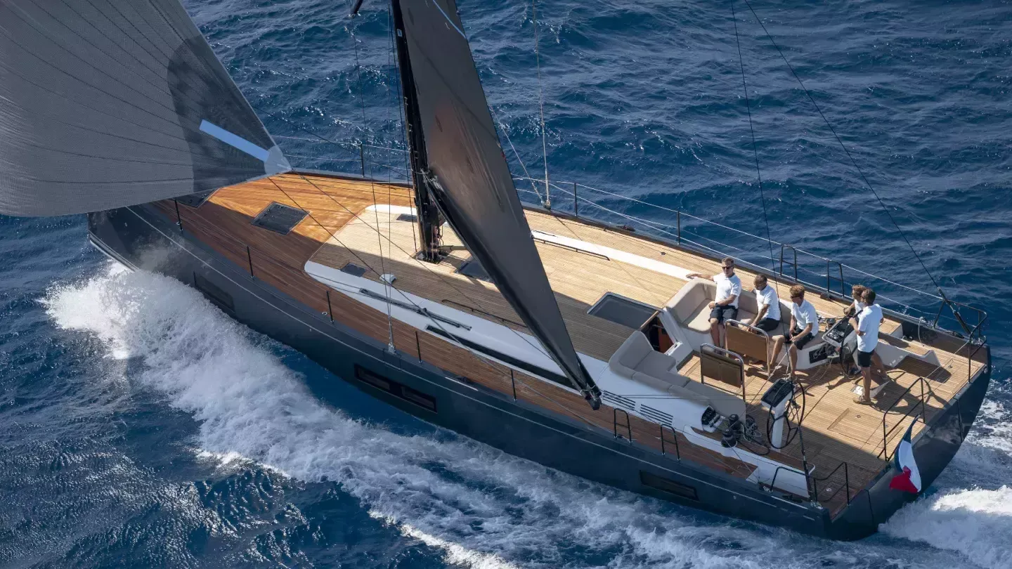 Исследуйте Ольбия на арендованном парусная яхта Beneteau First 53 длиной 17.12м