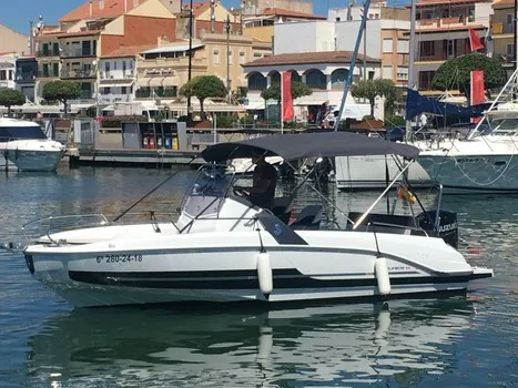 Rent a 6.43m Motor Boat Beneteau Flyer 6.6 Spacedeck in Barcelona