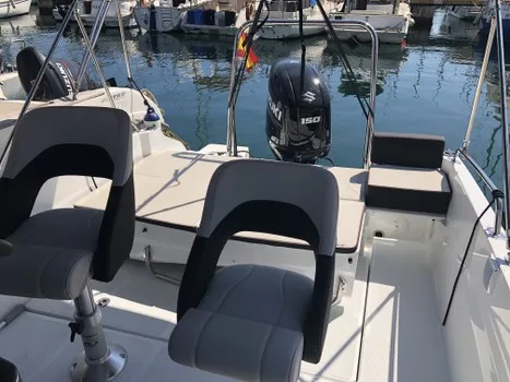Rent a 6.43m Motor Boat Beneteau Flyer 6.6 Spacedeck in Barcelona