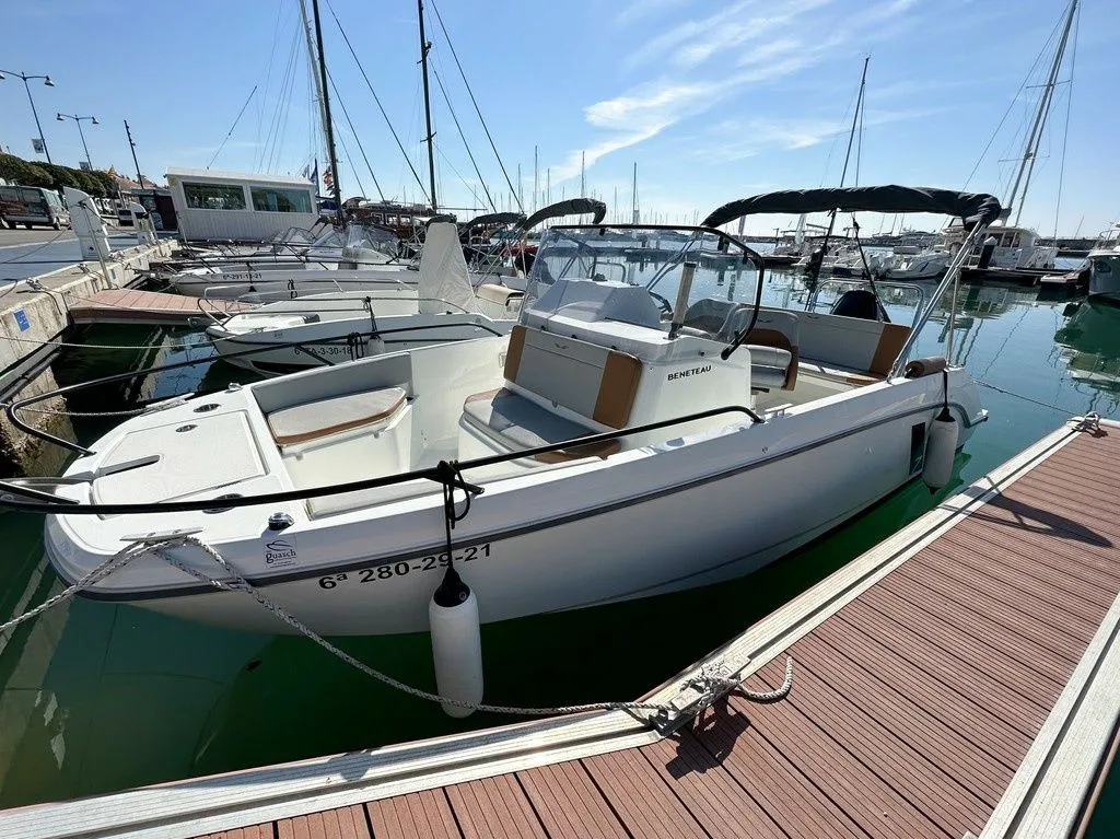 Rent a 6.1m Beneteau Flyer 7 Spacedeck Motor Boat in Cambrils