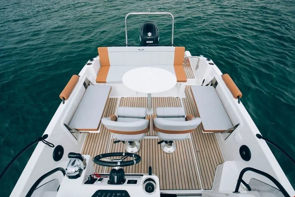 Charter a 6.13m Beneteau Flyer 7 Sundeck Motor Boat in Bandol
