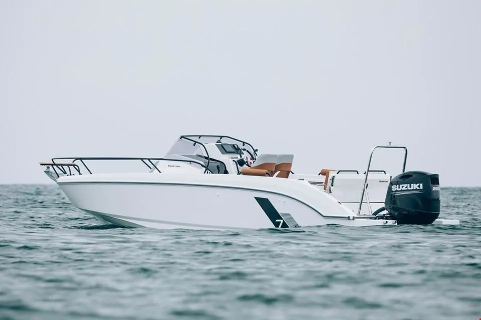 Charter a 6.13m Beneteau Flyer 7 Sundeck Motor Boat in Bandol