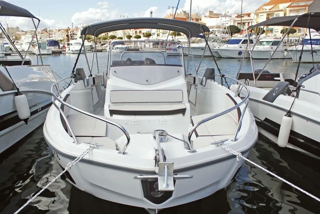 Rent a 7.6m Motor Boat in Cambrils