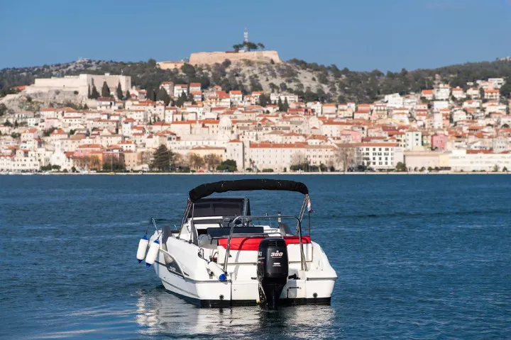 Rent a 7.7m Motor Boat Beneteau Flyer 7.7 in Šibenik